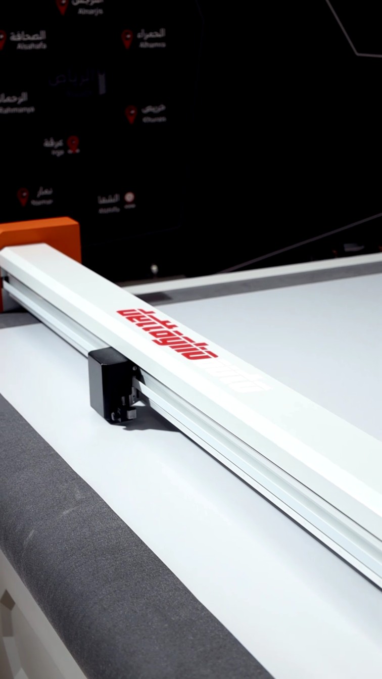 القص الإلكتروني لأفلام العازل